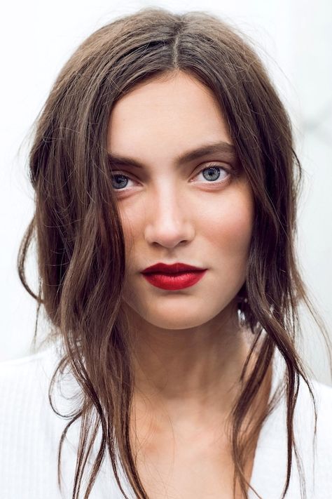 Le Fashion: Holiday Party Beauty Inspiration: Romantic Waves + Red Lips Party Make-up, Burberry Beauty, Perfect Red Lips, Hacks Beauty, Total Beauty, White Eyeliner, Beauty Make-up, Red Lipstick, Face Hair