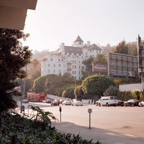 Chateau Marmont | The grande dame of Sunset Boulevard #chateaumarmont #hollywood #grandedame #sunsetboulevard #andrebalazsproperties | Instagram Hollywood California Aesthetic, Chateau Marmont Los Angeles, Lana Del Rey Core, Apartment In Los Angeles, Los Angeles Aesthetic, Hollywood Aesthetic, Chateau Marmont, Sunset Boulevard, Feels Like Summer