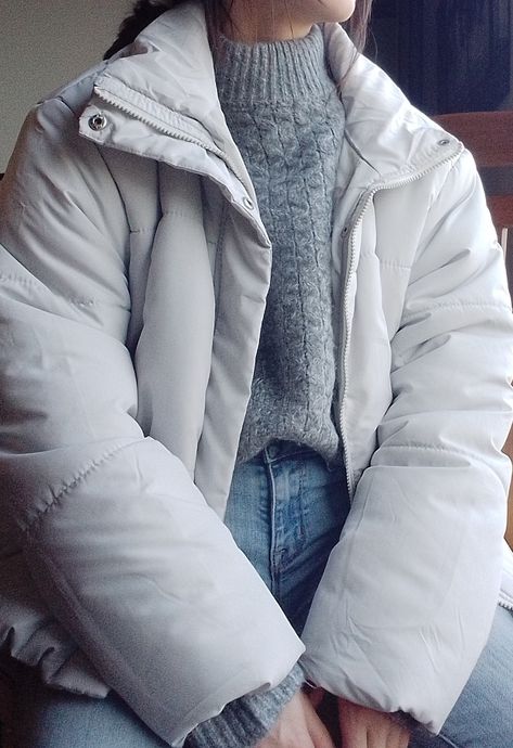 Puffer jacket outfit Gray Puffer Jacket Outfit, Grey Puffer Jacket Outfit, Puffer Jacket Outfit Winter Style, Short Jacket Outfit, Gray Puffer Jacket, Aesthetic Winter Outfits, Clothes Comfy, Japan Fits, Grey Sweater Outfit