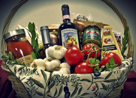 Love this Italian theme homemade Gift basket!! Gifts From Italy, Italian Gift Baskets, Souvenir Bags, Traditional Housewarming Gifts, Christmas Gift Exchange Games, Game Night Gift, Auction Basket, Homemade Gift Baskets, Raffle Basket