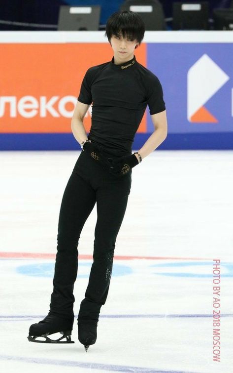 Yuzuru Hanyu Black Outfit, Ice Skating Yuzuru Hanyu, Figure Skating Poses Reference, Men Ice Skating, Ice Skating Reference, Figure Skating Poses, Figure Skating Men, Yuruzu Hanyu, Muka Lelaki