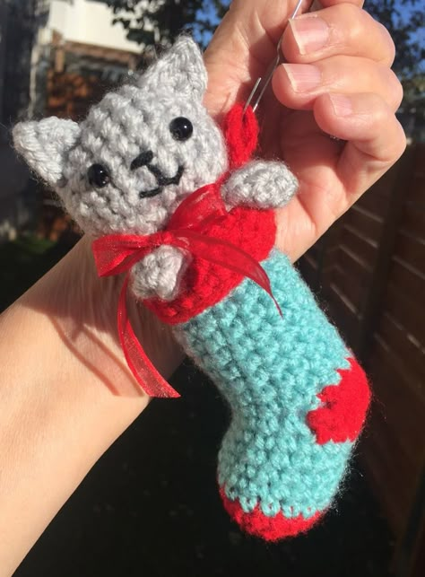 Christmas Amigurumi Pattern, Kat Haken, Crochet Store, Crochet Stocking, Neko Atsume, Crochet Xmas, Cat Christmas Ornaments, Astuces Diy, Crochet Christmas Trees