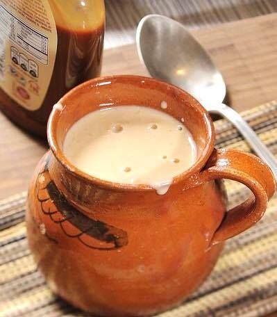 Receta Atole de Cajeta - TuriMexico Mexican Antojitos, Atole Recipe, Mexican Hot Chocolate Recipe, Vegetable Appetizers, Traditional Mexican Dishes, Mexico Food, Meat Appetizers, Meat Snacks, Marinated Pork