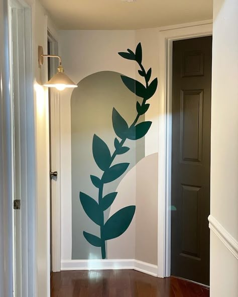 Hallway Wall Murals Painted, Geometric Wall Paint Design Ideas, Doorway Painting Ideas, Easy Wall Designs Paint, 2 Tone Accent Wall, Diy Plant Mural, Fun Wall Mural Ideas, Abstract Accent Wall Paint, Hallway Wall Painting Ideas