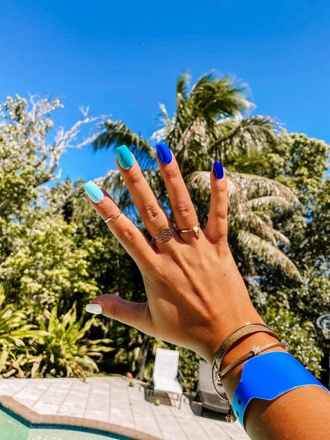 Fun Nails Summer 2023, Blue Nails Multicolor, Spring Break Nail Ideas Blue, Multicolor Blue Nails, Beach Sns Nails, Beach Nails Vacation Simple Acrylic, Spring Ombré Nails, Blue Multicolor Nails, Spring Break Nails Dip