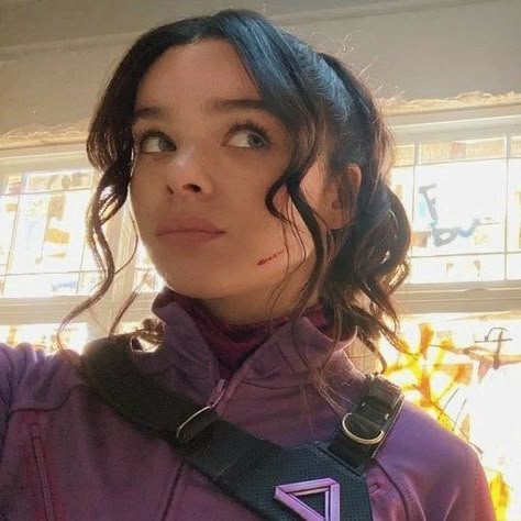 bts of hawkeye (2021), hailee steinfeld 🫶🏻 Hailee Steinfeld Profile Picture, Hailee Steinfeld Pfp, Kate Bishop Aesthetic, Kate Bishop Icon, Hailee Steinfeld Kate Bishop, Kate Bishop Hailee Steinfeld, Mcu Visuals, Marvel Bts, Kate Bishop Hawkeye