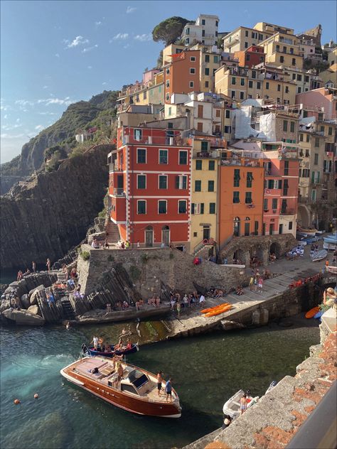 italy | cinque terre | vacation | travel | cliff | mediterranean sea | colorful | coast | luca | disney | photography | swimming | summer Mediteranian Architecture, Isle Of Flightless Birds, Desert Kingdom, Mediterranean Town, Italy Cinque Terre, Mediterranean City, Underwater Drawing, Luca Disney, Italy Coast