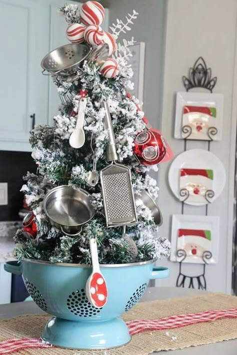 Kitchen Christmas tree in a colander Kitchen Christmas Tree, Natal Country, Themed Christmas Tree, Rustic Christmas Ornaments, Kitchen Christmas, Christmas Kitchen Decor, Cool Christmas Trees, Farmhouse Christmas Decor, Noel Christmas