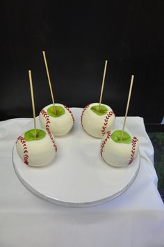 Candy apples, baseball style! Sandlot Party, Baseball Treats, Baseball Snacks, Sports Snacks, Baseball Theme Birthday, Team Snacks, Baseball Wedding, Baseball Crafts, Baseball Theme Party