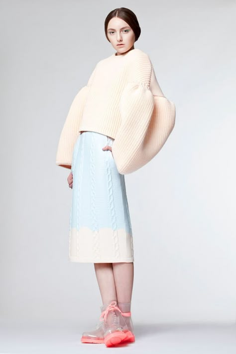 From WGSN: Beautiful proportion and colour by knitwear designer Xiao Li Sculptural Fashion, Style Bubble, Knitwear Fashion, Trend Forecasting, Knitwear Design, Knit Fashion, Mode Inspiration, Fashion Details, Look Cool