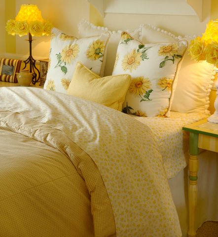 blue and yellow ideas for bedroom | Yellow Daisy Bedroom by Studiosnowden via Dreamstime.com Yellow Farmhouse Bedroom, Violet Bedroom, Sunflower Bedroom, Yellow Stuff, Cottage Style Bedroom, Sunflower Room, Daisy Cottage, Brighten Room, Yellow Bedroom Decor