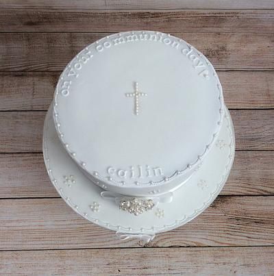 Communion Cakes, White On White, My Cousin, First Communion, Cake Ideas, Cake Decorating, Cake, Quick Saves, Design