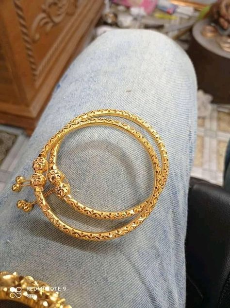 Simple Bangles, Antique Gold Bracelet, 22k Gold Earrings, Delicate Gold Jewelry, Gold Bangles For Women, Buy Gold Jewelry, Gold Bangle Set, Gold Chain Design, Gold Bridal Earrings