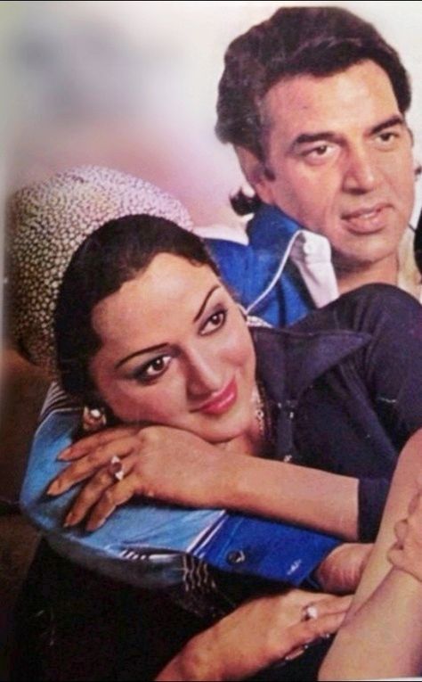 Hema Malini with Dharmendra Dharmendra Hema Malini, Dharmendra Deol, Bollywood Romance, Romance Pictures, Nanak Jayanti, Old Film Stars, Hema Malini, Bollywood Pictures, Bollywood Posters