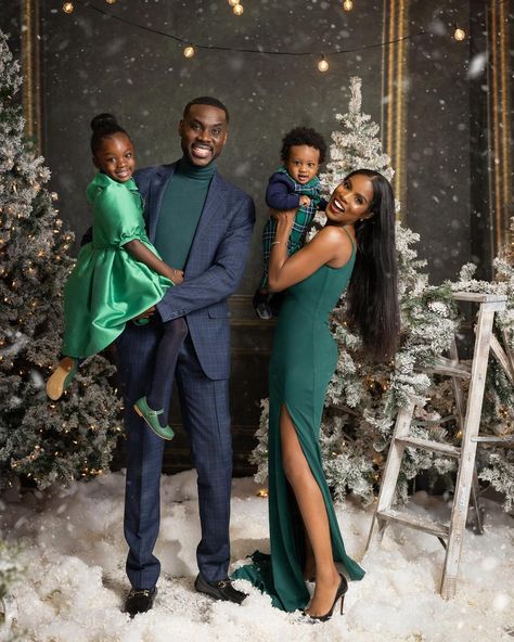 Christmas Pictures Family Of Four, Christmas Photoshoot Ideas Family Outfit, Family Of Four Christmas Pictures, Christmas Pictures Family Outfits Black, Couple Christmas Photoshoot Studio, Christmas Family Photos Black People, Formal Family Christmas Pictures, Christmas Family Poses, Christmas Pictures Black Family