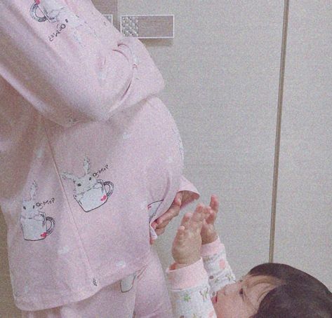 Nao esqueca de me seguir pliss Couple With Baby, Pregnancy Belly Photos, Mode Ulzzang, Belly Photos, Baby Tumblr, Ulzzang Kids, Cute Asian Babies, Jung So Min, Korean Babies