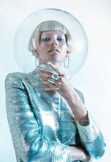 Devon Windsor Gets Futuristic in Metallics for Numero Russia Green Fashion Editorial, Futuristic Fashion Editorial, Cropped Bob, Russia Model, Beach Fashion Editorial, Fashion Editorial Makeup, Fashion Editorial Layout, Editorial Vogue, Urban Fashion Editorial