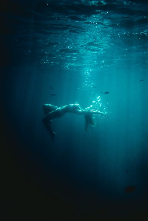 Underwater Photoshoot Aesthetic, Underwater Poses, People Underwater, Falling Underwater, Trapped Underwater, Person Sinking Underwater, Person Under Water Photography, Girl Under Water, Girl Underwater