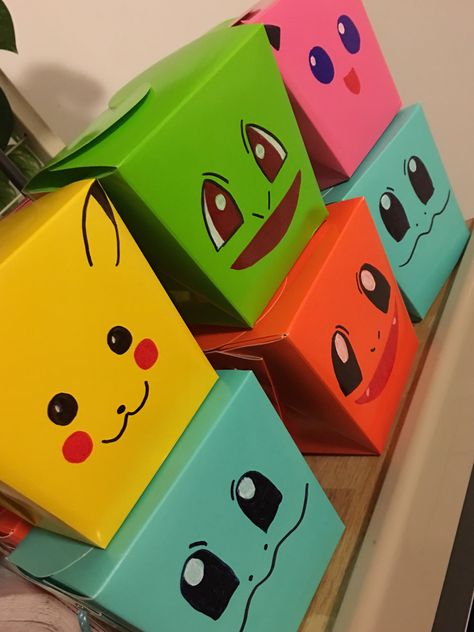 Pokémon party favors I found this boxes at party city, they come in many colors. I used permanent markers to draw Pokémon faces. Pokemon Party Favours, Pokemon Favors, Pokémon Party Favors, Pokémon Faces, Bday Party Boy, Pokemon Favor, Pokemon Party Favors, Easy Kids Party, Pokemon Party Decorations