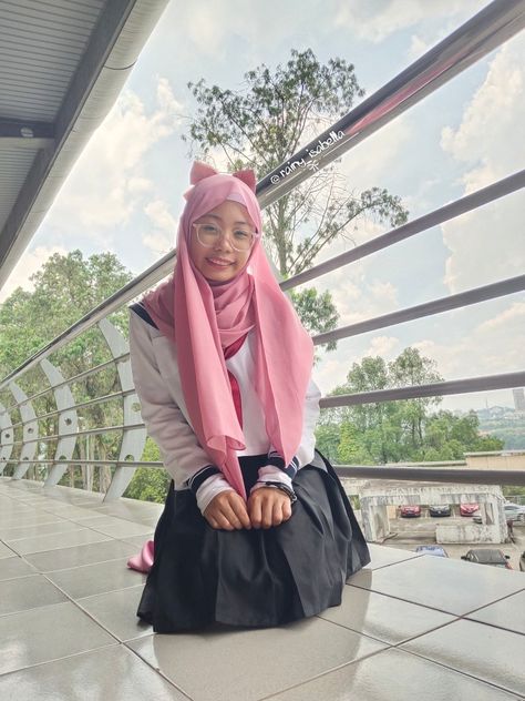 Pink hijabi Seifuku cosplay. Japanese school uniform hijabi cosplay. Hijab Cosplay, Pink Core, Cosplay Kawaii, Kawaii Core, Japanese School, Hijab Tutorial, Pink, Kawaii