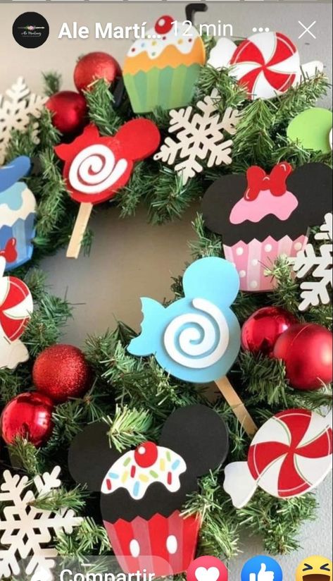 Disney Princess Christmas Decorations Diy, Disney Christmas House Decorations, Disney Christmas Wreath Diy, Disney Christmas Ornaments Diy, Disney Christmas Decor Ideas, Mickey Christmas Decorations, Diy Disney Christmas Decorations, Mickey Christmas Wreath, Disney Christmas Wreath