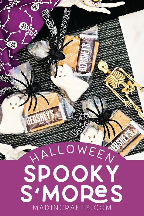 If you want to create a cute Halloween treat bag to hand out this year but don’t have a ton of time to spend on putting them together, you have to check out these easy smores Halloween treat bags. Each bag contains all the elements for delicious homemade s’mores with a spooky twist! Halloween Smores Treat Bags, Smores Halloween, Halloween Smores, Smores Treats, Easy Smores, Cute Halloween Treats, Diy Dye, Halloween Chocolate, Halloween Treat Bags