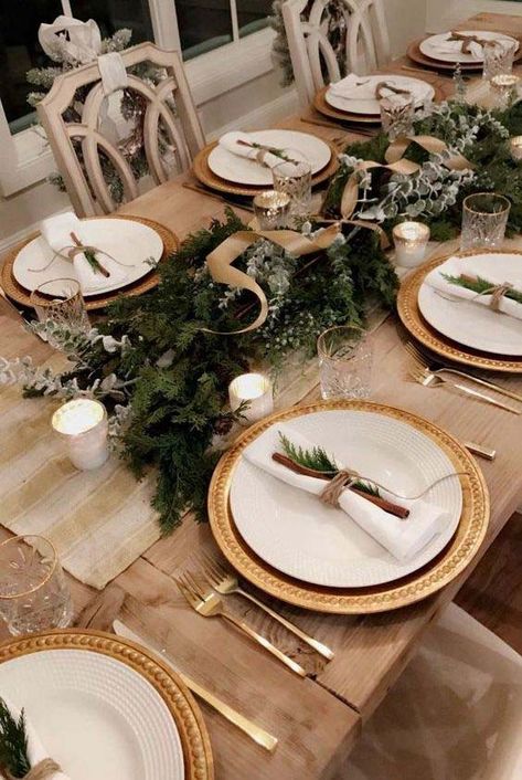 40 Beautiful Rustic Christmas Table Settings To Bring More Warmth To The Holidays Štědrý Den, Silver Christmas Decorations, Christmas Dining Table, Christmas Dinner Table, Christmas Table Centerpieces, Table Setting Decor, Bridal Table, Christmas Tablescapes, Christmas Dining