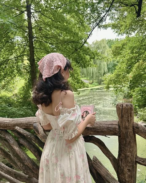 Pink Academia Aesthetic Outfit, Fairytale Aesthetic Princesses, Central Park Photo Ideas, Princess Girl Aesthetic, Princesscore Outfits, Pink Academia Aesthetic, Aesthetic Princess Dress, Nyc Influencer, Head Scarf Outfit