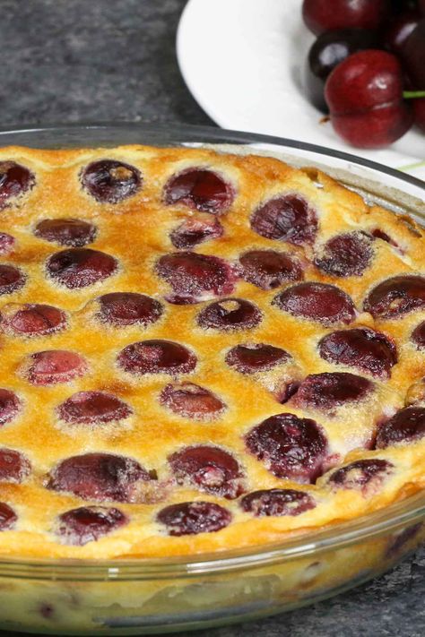 Clafoutis (Best Cherry Clafoutis Recipe) Fresh Cherry Recipes, Traditional French Desserts, Clafoutis Recipes, Dessert Thermomix, Cherry Clafoutis, Classic French Desserts, Comfort Desserts, Custard Desserts, Cherry Desserts