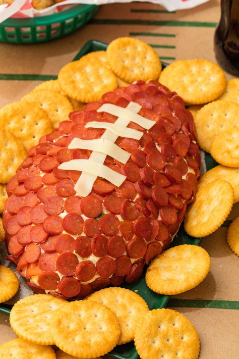 Pepperoni Football  - Delish.com Super Bowl Party Snacks, Halloween Fingerfood, Sandwich Vegetarian, Super Bowl Menu, Easy Super Bowl, Bowl Party Food, Superbowl Appetizers, Super Snacks, Football Snacks