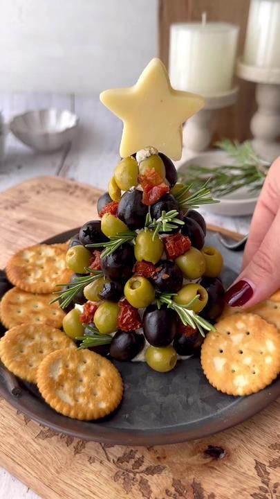 Kristel’s Kitchen sur TikTok Christmas Buffet, Xmas Dinner, Christmas Recipes Appetizers, Christmas Menu, Christmas Food Dinner, Christmas Brunch, Charcuterie Recipes, Christmas Party Food, Christmas Appetizers