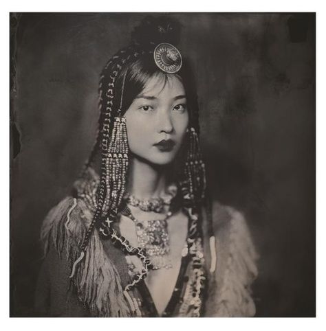 Mongolian Woman, Tibetan Woman, Kunstjournal Inspiration, China Anne, Poses References, Foto Art, Vintage Portraits, American Beauty, People Of The World