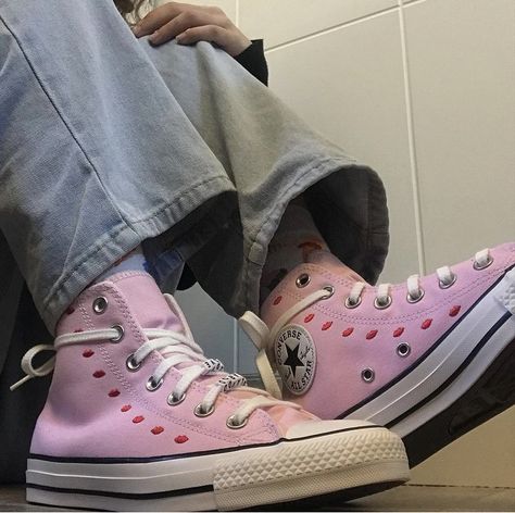 Pink Converse With Hearts, Pink Heart Converse, Pink All Star Outfit, Pink Converse Outfit Aesthetic, Pink Converse Aesthetic, Pink Converse Outfits, Preppy Converse, Converse Trendy, Pink Converse Outfit