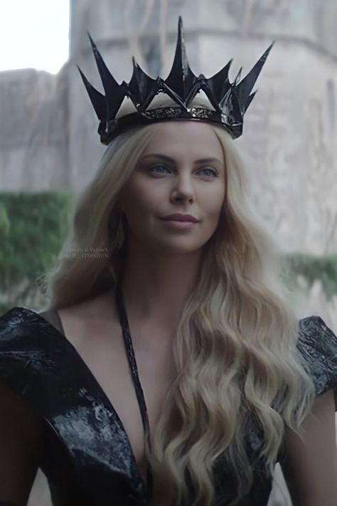 Charlize Theron as Queen Ravenna Huntsman Movie, Snow White Huntsman, The Huntsman Winter's, Ravenna Snow White, Queen Ravenna, The Huntsman, Queen Aesthetic, Targaryen Aesthetic, Older Sister