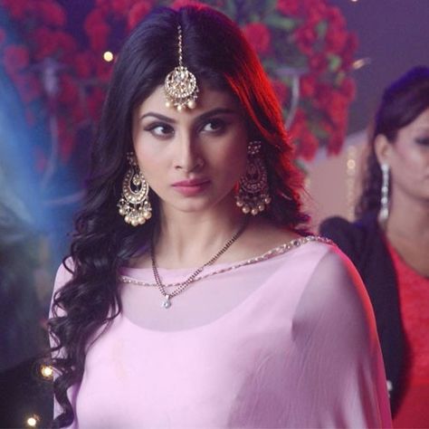 Mouni roy in naagin Mony Roy, Mauni Roy, Mouni Roy Dresses, Moni Roy, Divyanka Tripathi Saree, Power Back, Colors Tv, Indian Bridal Photos, Mouni Roy