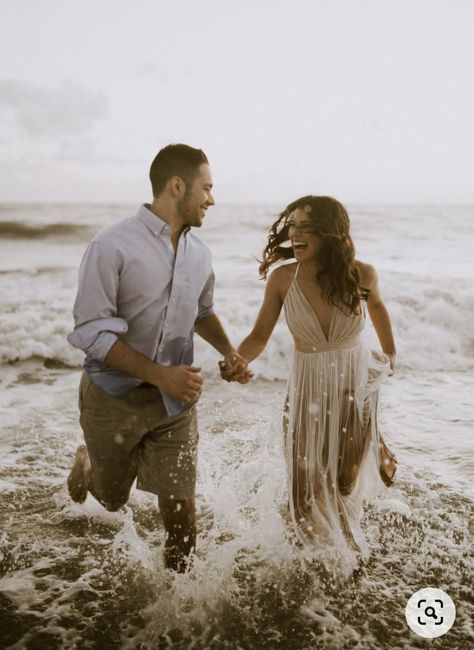 Engagement Photo Shoot Beach, Engagement Pictures Beach, Couples Beach Photography, Beach Photo Session, Beach Engagement Photoshoot, Couple Engagement Pictures, Summer Engagement Photos, Engagement Pictures Poses, Pose Fotografi