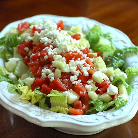 Savoring Time in the Kitchen: Serbian Salad Serbian Salad, Garden Party Recipes, Bosnian Recipes, Serbian Recipes, Croatian Recipes, Potatoe Salad Recipe, European Food, International Recipes, Soup And Salad