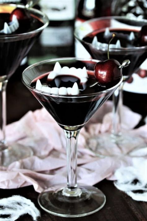 Find out how to make the witch potions to adorable ghostinis at home and enjoy these spooky Halloween cocktails all spooky season long. Flaming Cocktails, Cocktail Halloween, Halloween Recipes Drinks, Halloween Party Drinks, Recipes Halloween, Vampire Party, Halloween Drinks Alcohol, Red Halloween, Halloween Cocktail