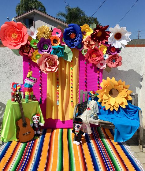 Mexico Booth Ideas, Mexican Party Photo Booth, Mexican Themed Photo Backdrop, Dia De Los Muertos Backdrop Ideas, Day Of The Dead Backdrop, Dia De Los Muertos Photo Booth Ideas, Mexican Picture Backdrop, Mexican Flower Backdrop, Pho Tai