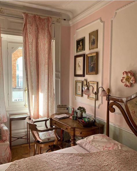 nikki renshaw (@englisheccentrichome) • Instagram photos and videos Victorian Pink Bedroom, Pink Dark Academia Room, Vintage Bedroom Pink, Old Money Room Aesthetic Pink, Pink Victorian Room Aesthetic, Coquette Room Pink Walls, Charleston Apartment, I Always Come Back, Academia Bedroom