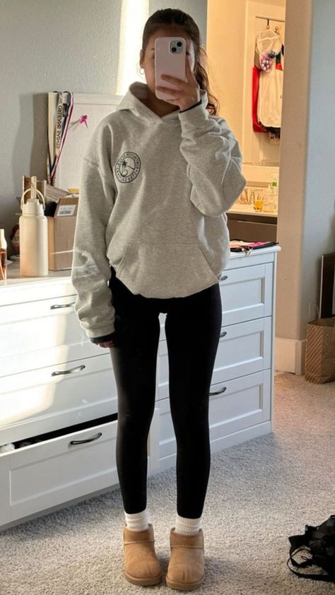 Simple Outfits For School Winter, Basic Sweater Outfit, Comfy Outfits With Leggings, Outfit Inspo Lazy, Cozy Outfit Lazy Days, Lazy Outfit Ideas, Winter Fit Ideas, Basic Outfits For School, Lazy Girl Outfits