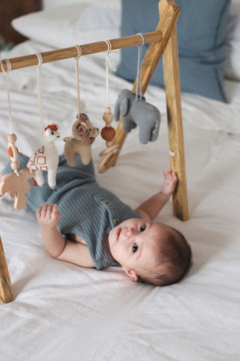 Wooden Play Gym Baby, Amigurumi Photography, Activity Gym Baby, Wooden Baby Mobile, Wooden Play Gym, Baby Crafts Diy, Baby Activity Gym, Wooden Baby Gym, Baby Play Gym