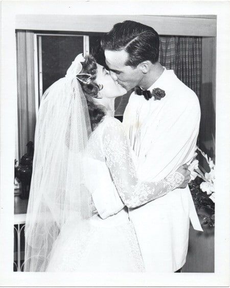 1950s wedding couple kissing vintage Getting Married Young, Young Marriage, Marrying Young, Old Fashioned Love, Family Advice, 1950s Wedding, Give And Take, Art Of Manliness, 10th Wedding Anniversary