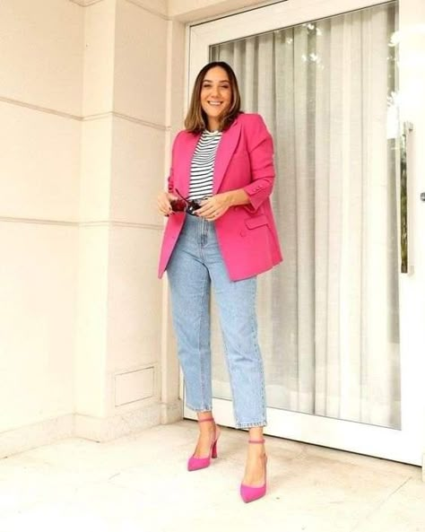 Pink Blazer Outfit Casual Street Styles, Pink Blazer Outfit Casual, Hot Pink Blazer Outfit, Fuchsia Outfit, Pink Blazer Outfit, Jeans Formal, Blazer Rosa, Smart Casual Women Outfits, Blazer Street Style