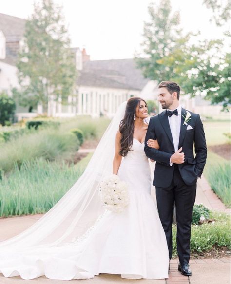 Wedding Pics Bride And Groom, Basic Wedding Poses, Wedding Photo Veil, Wedding Photo Inspiration Bride And Groom, Couple Wedding Poses Romantic, Bridal And Groom Portraits, Wedding Day Photo Ideas Couple, Wedding Photo Couple, Wedding Photography Veil