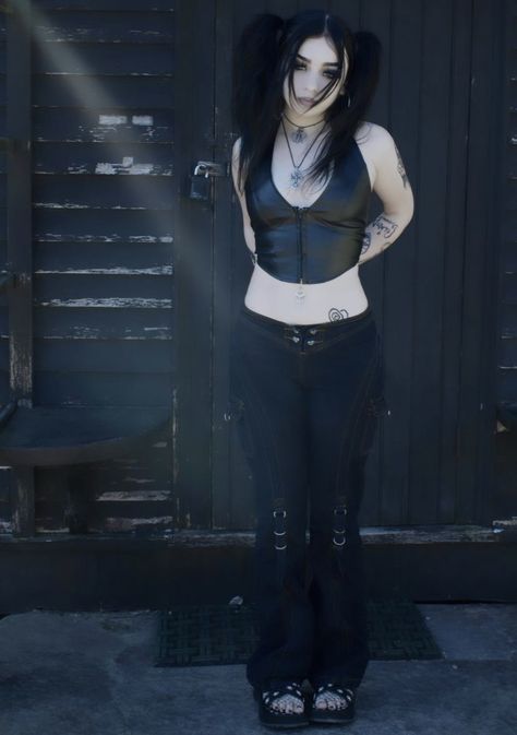 Metalcore Fashion, Warm Emo Outfits, Evanescence Aesthetic Outfit, 2000s Fashion Outfits Goth, Evanescence Outfits, Gothic Y2k Outfits, Goth Date Night Outfit, Goth Women Outfits, Metal Core Outfit