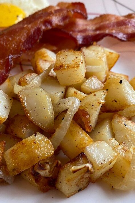 Crispy Home Fries | "Super yummy and easy way to make crispy home fries that everyone will love! Serve as a side with your favorite breakfast!" #breakfastrecipes #brunchrecipes #breakfastideas #brunchideas Home Frys, Home Fries Recipe Breakfast, Homefries Breakfast, Breakfast Home Fries, Home Fries Breakfast, Easy Home Fries, Crispy Home Fries, Home Fries Recipe, Scary Food