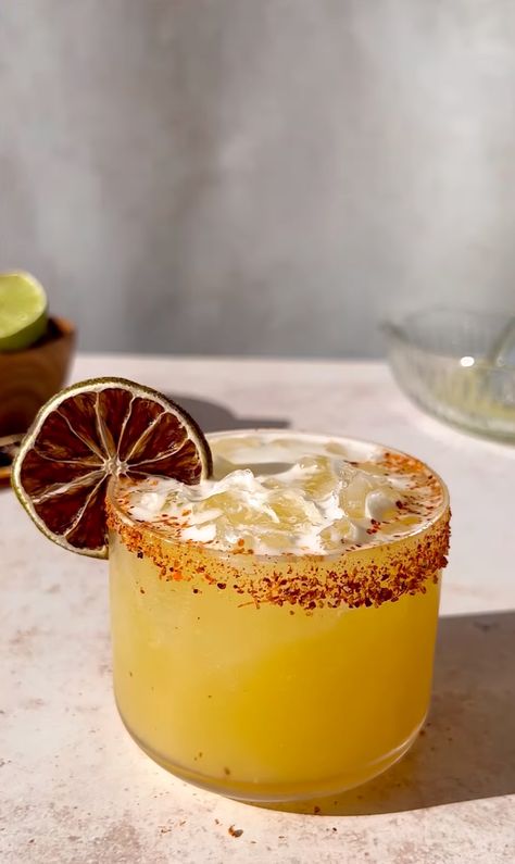 Pineapple Cocktail Recipes, Nye Food, Spicy Margarita Recipe, Mezcal Margarita, Spicy Pineapple, Mezcal Tequila, Mezcal Cocktails, Spicy Cocktail, Pineapple Margarita