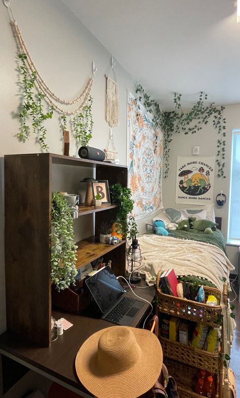 Urban Dorm Room Ideas, Cute Dorm Door Ideas, Dark Boho Dorm Room, Earthy Dorm Room Decor, Spiritual Dorm Room Ideas, Futon Room Ideas Bedrooms, Boho Dorm Aesthetic, Earthy Dorm Aesthetic, Mexican Dorm Room Ideas