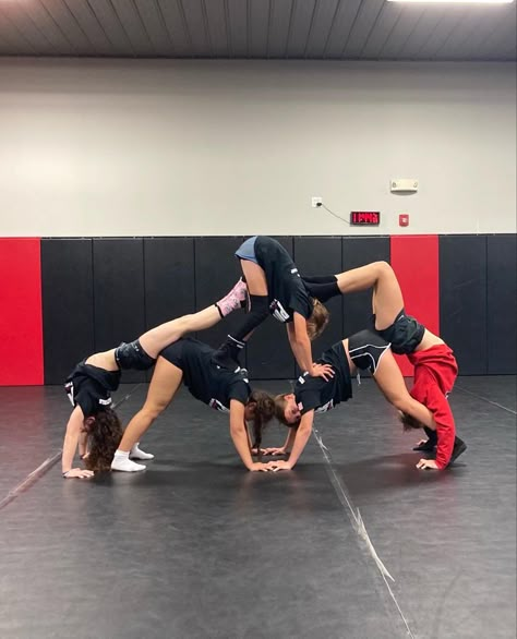 Female Wrestlers High School, Wrestling Aesthetic Girl, Wrestling Girl Aesthetic, Girls Wrestling Aesthetic, Woman Wrestling, Wrestling Poses, Wrestling Senior Pictures, Wrestling Aesthetic, Wrestling Room